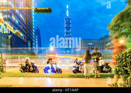 Taipeh, TAIWAN - NOVEMBER 19: Dies ist eine Straßenansicht der Innenstadt Xinyi District und Taipei 101 Gebäude in der Nacht am 19. November 2016 in Taipeh Stockfoto