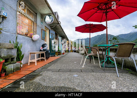 Taipeh, TAIWAN - NOVEMBER 20: Dies ist ein Abend-Ansicht der Cafés in Houtong Katze Dorf am 20. November 2016 in Taipeh Stockfoto