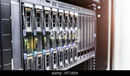 Computer-Server am Rack im Zentrum Datenraum mit roter Beleuchtung Alarm montieren. Stockfoto