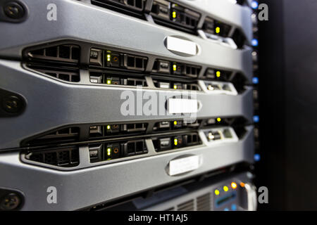 Computer-Server am Rack im Zentrum Datenraum mit roter Beleuchtung Alarm montieren. Stockfoto