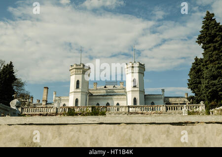 Schloss Raspolohen im ehemaligen Herrenhaus im Dorf Sharovka Bogodukhov Bezirk, Kharkiv Region, der Park und das Weingut gegründet zu Beginn des Stockfoto