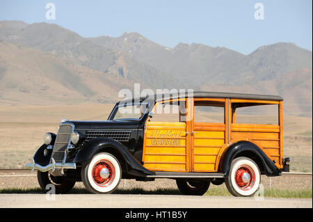 Ford Woodie deluxe Kombi 1935. Künstler: Simon Clay. Stockfoto