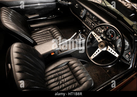 Jaguar E-Type 1974. Künstler: Simon Clay. Stockfoto