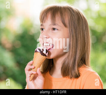 Outdoor Portrait von glücklichen Mädchen 10-11 Jahre alt mit Eiscreme-Kegel