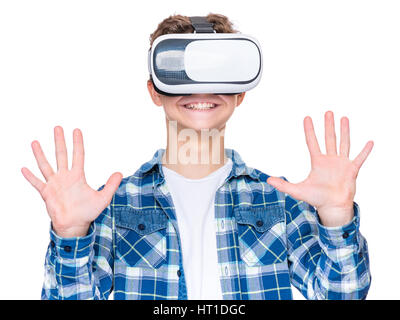 Erstaunt teenboy tragen virtual-Reality Brille Filme oder Videospiele spielen, auf weiß. Überrascht Teenager auf der Suche in VR-Brille. Emotionale Stockfoto