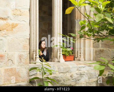 Weibliche Touristen in Bilbao Kathedrale Kreuzgang. Bilbao, Baskenland, Spanien Stockfoto