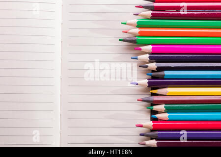 Farbstiften auf Hinweis Hintergrund. Ansicht von oben. Stockfoto
