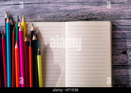 Farbstiften auf Hinweis Hintergrund. Ansicht von oben. Stockfoto