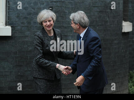 Premierminister Theresa May und Ministerpräsident von Italien Paolo Gentiloni an Nr. 10 Downing street auf 9. Februar 2017 in London Stockfoto