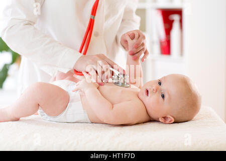 Baby Windel während einer medizinischen. Arzt untersucht Kind mit Stethoskop Stockfoto