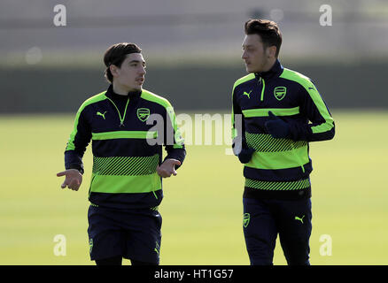 Arsenals Hector Bellerin (links) und Mesut Özil (rechts) während einer Trainingseinheit am Arsenal Training Centre, London Nachbarschaft. PRESSEVERBAND Foto. Bild Datum: Montag, 6. März 2017. Vgl. PA Geschichte Fußball Arsenal. Bildnachweis sollte Tim Goode/PA Wire lesen. Stockfoto