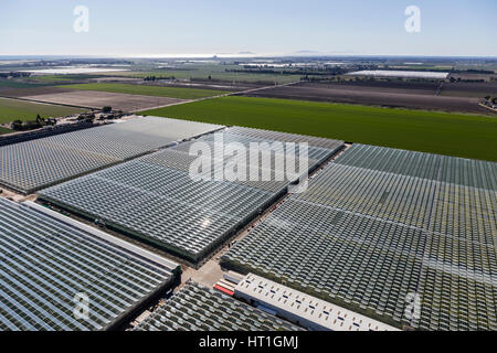 Luftbild von Ackerland und kommerzielle Gewächshäuser in Südkalifornien. Stockfoto