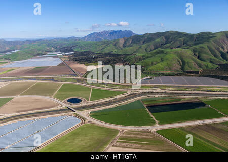 Luftbild von Äckern und Santa Monica Mountains National Recreation Area in Ventura County, Kalifornien. Stockfoto