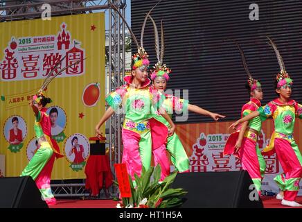 LUJHU, TAIWAN--12. Dezember 2015: Kinder in bunten Kostümen gekleidet führen einen traditionellen chinesischen Tanz beim Festival 2015 Lujhu Tomate. Stockfoto