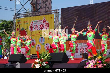 LUJHU, TAIWAN--12. Dezember 2015: Kinder in bunten Kostümen gekleidet führen einen traditionellen chinesischen Tanz beim Festival 2015 Lujhu Tomate. Stockfoto