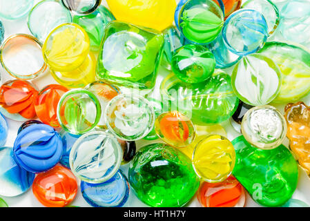 Nahaufnahme von Multi farbige Glasperlen auf weißem Hintergrund Stockfoto