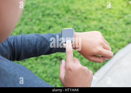 Close-up auf Person Hand tragen Smartwatch neuen modernen Lebensstil Stockfoto