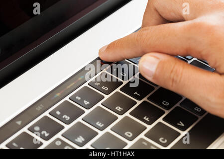 Close-up Hand berühren Touch Bar auf Laptop-computer Stockfoto