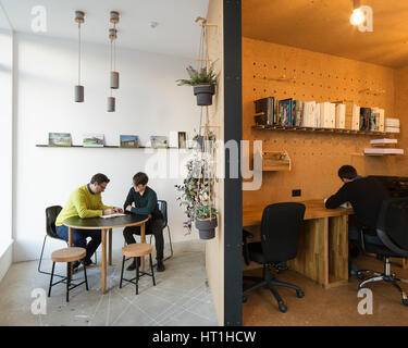 Innenansicht der Kork verkleidet Pod. und Büroflächen Breakout. Selenky Parson Büro, Brockley, Vereinigtes Königreich. Architekt: Selenckyparsons, 2017. Stockfoto