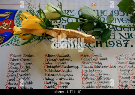 Blumen sind hinterlassen eine Gedenktafel für diejenigen, die in Zeebrugge Fähre Katastrophe, starb an den Folgen eines Service an Str. Marys Kirche in Dover, Kent, zum 30. Jahrestag der Katastrophe. Stockfoto