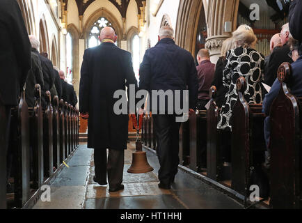 Die Glocke von The Herald der Unternehmungsfreiheit Zeebrugge Fähre Katastrophe erfolgt in einem Betrieb an Str. Marys Kirche in Dover, Kent, zum 30. Jahrestag der Katastrophe. Stockfoto