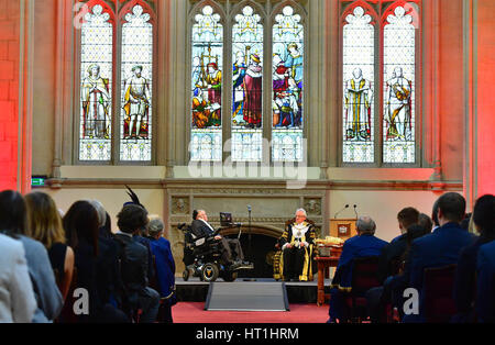 Professor Stephen Hawking erhält die ehrenamtlichen Freiheit von der City of London, in Anerkennung seiner Verdienste um die theoretische Physik und Kosmologie, neben Oberbürgermeister Andrew Parmley in Guildhall in London. Stockfoto