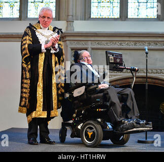 Professor Stephen Hawking erhält die ehrenamtlichen Freiheit von der City of London, in Anerkennung seiner Verdienste um die theoretische Physik und Kosmologie, neben Oberbürgermeister Andrew Parmley in Guildhall in London. Stockfoto