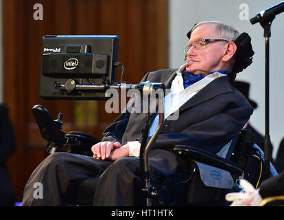 Professor Stephen Hawking erhält die ehrenamtlichen Freiheit von der City of London, in Anerkennung seiner Verdienste um die theoretische Physik und Kosmologie, in Guildhall in London. Stockfoto