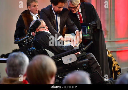 Professor Stephen Hawking unterschreibt der Roll Of Honour als er die ehrenamtlichen Freiheit von der City of London, in Anerkennung seiner Verdienste um die theoretische Physik und Kosmologie, in Guildhall in London bekommt. Stockfoto