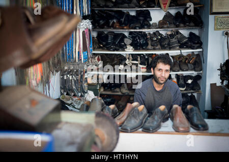 Istanbul, Türkei - 6. November 2009: Mann sitzt hinter Theke in eine Schuhwerkstatt in Istanbul Stockfoto