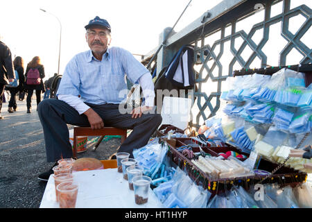 Istanbul, Türkei - 6. November 2009: Mann mit Köder für den Fischfang und Ausrüstung für den Verkauf auf der Galata-Brücke, Istanbul Stockfoto