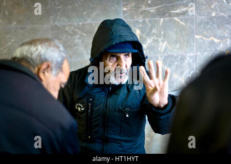 ISTANBUL, Türkei - 5. November 2009: Istanbul-Street-Händler hält vier Finger während Verhandlungen mit Kunden in einer Straßenbahn Station Eingang in Ista Stockfoto