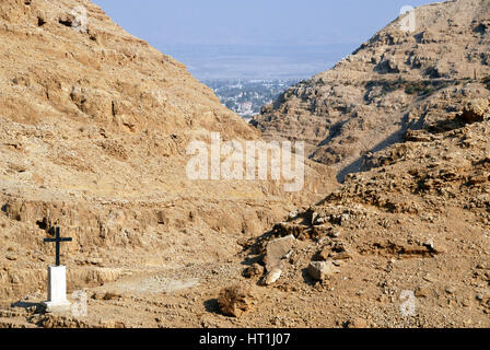 Wadi Qelt ist ein Tal laufen West nach Ost durch die Judäische Wüste im Westjordanland, im Hintergrund die Stadt Jericho, Palästina West Jordan Lan Stockfoto