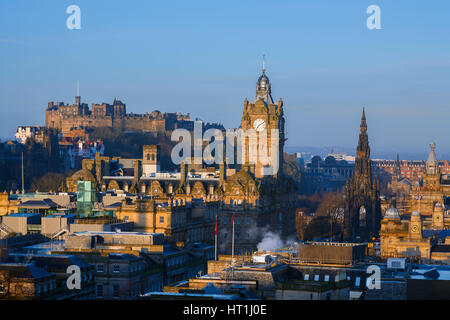 Skyline von Edinburgh bei Sonnenaufgang einschließlich der Standorte Edinburgh Castle, Balmoral Hotel Clock Tower und das Scott Monument. Stockfoto
