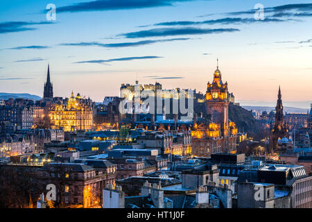 Skyline von Edinburgh bei Sonnenuntergang mit HDR-Verarbeitung. Stadtbild gehören das Scott Monument, Edinburgh Castle und Balmoral Hotel Clock Tower. Stockfoto