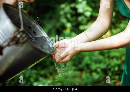 Frau trinken Quellwasser Stockfoto