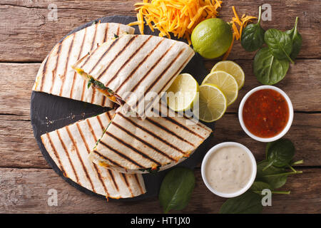 Quesadilla mit Fleisch, Spinat und Cheddar Käse Nahaufnahme auf dem Tisch. horizontale Ansicht von oben Stockfoto