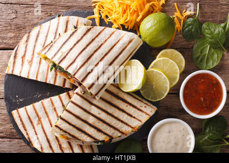 Gegrillte Quesadilla mit Rindfleisch, Spinat und Cheddar Käse Nahaufnahme auf dem Tisch. horizontale Ansicht von oben Stockfoto