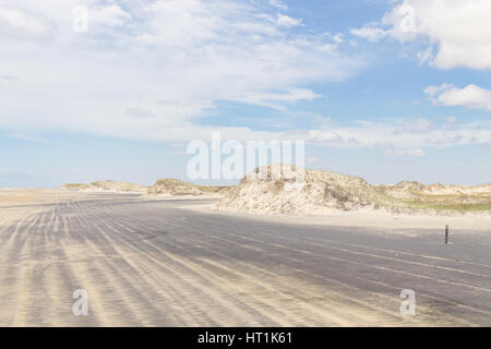 Rad-Marken auf den Sand, Dünen und Vegetation von Mostardas beach Stockfoto