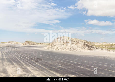 Rad-Marken auf den Sand, Dünen und Vegetation von Mostardas beach Stockfoto