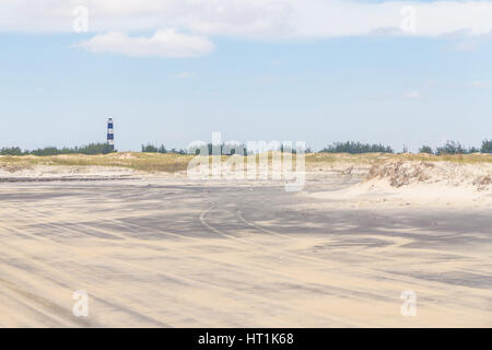 Leuchtturm, markiert Rad auf den Sand, Dünen und Vegetation von Mostardas beach Stockfoto