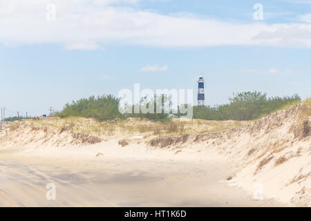 Leuchtturm, markiert Rad auf den Sand, Dünen und Vegetation von Mostardas beach Stockfoto