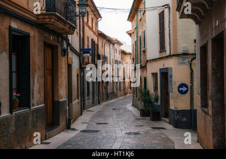 Enge und kurvige Straßen in Teil der Altstadt von Pollensa mit seinen traditionellen Stein beherbergt, Mallorca, Spanien Stockfoto