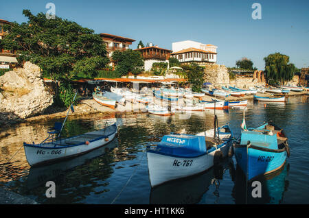 Alte hölzerne Fischerboot im Hafen der antiken Stadt an der Schwarzmeer-Küste von Bulgarien. Antike Nessebar Stockfoto