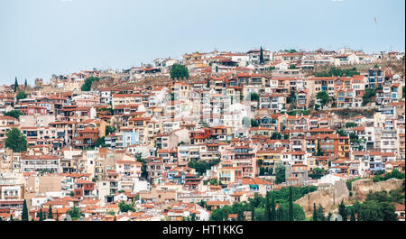 Panorama Blick auf die bunte Stadt Thessaloniki. Häuser mit roten Ziegeldächern sind auf einem Hügel in Reihen angeordnet. Griechenland Stockfoto