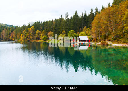 Wunderschönen Lago di Fusine Bergsee und Mangart Berg im Hintergrund in Nord-Italien, Alpen, Europa Stockfoto