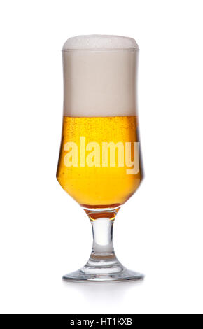 Glas frisches Bier mit Kappe aus Schaumstoff isoliert auf weißem Hintergrund Stockfoto