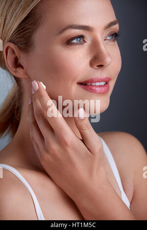 Frau mittleren Alters, die Anwendung von Anti-Aging-Creme Stockfoto
