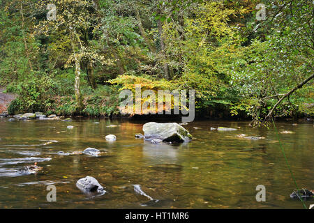 Fluß Barle nahe der Tarr Schritte Clapper Bridge auf Exmoor, Devon, UK Stockfoto