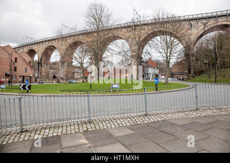 Das imposante Eisenbahnviadukt im Zentrum von Durham City, England, UK Stockfoto